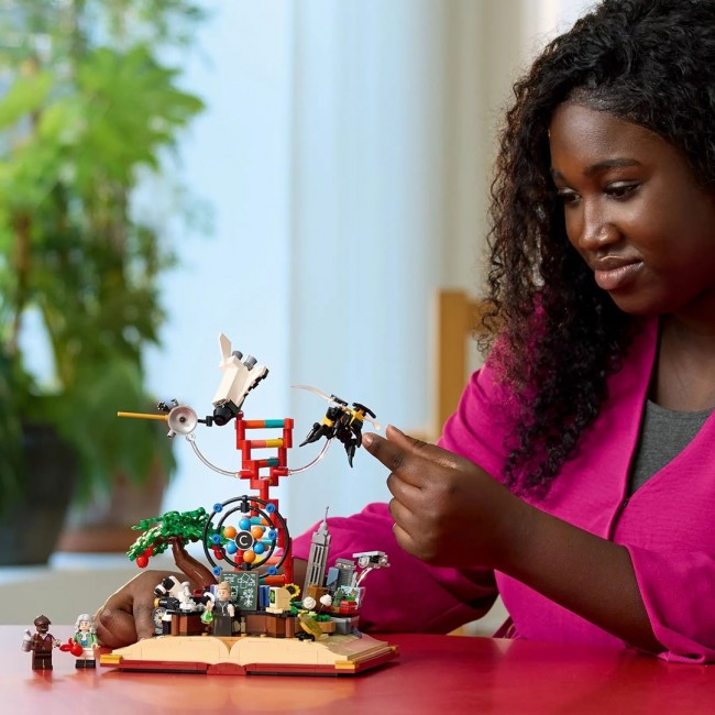 LEGO IDEAS 21355 The Evolution of STEM