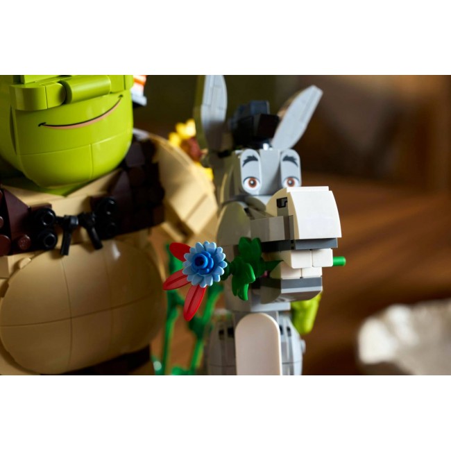 LEGO ICONS 72423 Shrek, Donkey and Puss in Boots