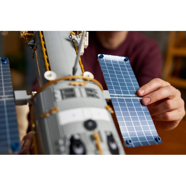 LEGO ICONS 11382 Hubble Space Telescope