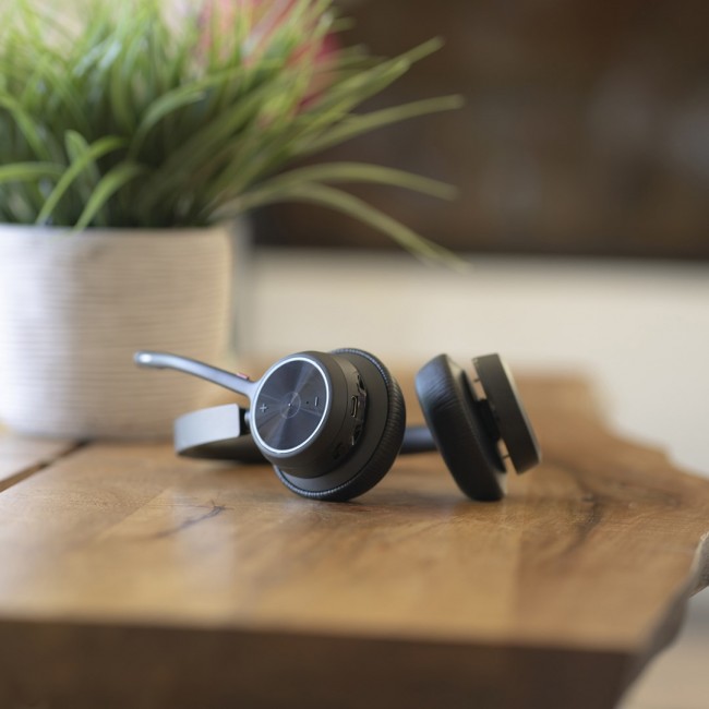 HP Poly Voyager 4320 USB-C Headset +BT700 dongle HP Poly Voyager 4320 USB-C Headset +BT700 dongle