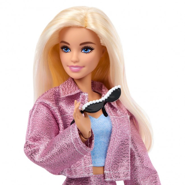 Barbie Deluxe Style Doll with 4 Fashions, 4 Accessories, 4 Interchangeable Hands & Color Change Hair