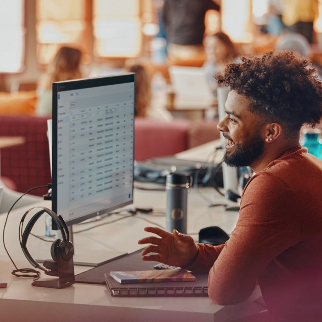 HP Poly Voyager Focus 2-M USB-C-C Headset USB-C/A Adapter Charging Stand