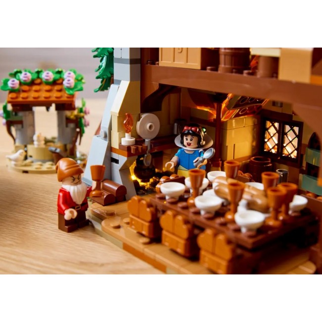 LEGO DISNEY 43242 Snow White and the Seven Dwarfs' Cottage LEGO DISNEY 43242 Snow White and the Seven Dwarfs' Cottage
