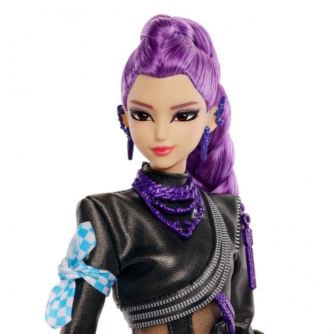 Mattel KPop Demon Hunters HUNTR/X Rumi Deluxe Fashion Doll in Removable Battle Look with Sword Accessory