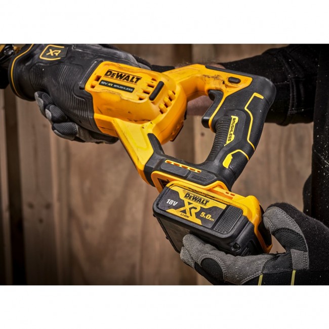 DEWALT. PI A SZABLASTA 18V DCS382N