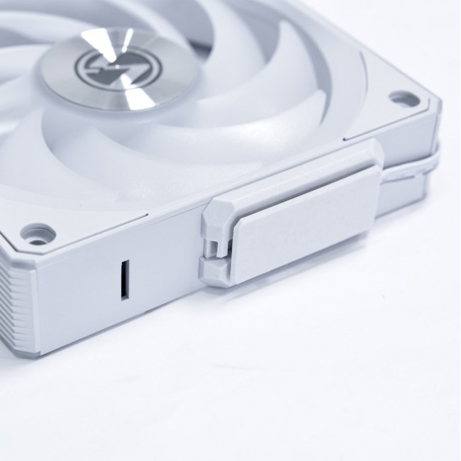 White wireless Lian Li UNI FAN 3-pack fan, 120mm