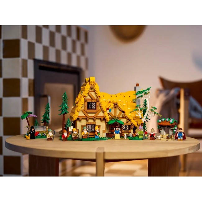 LEGO DISNEY 43242 Snow White and the Seven Dwarfs' Cottage LEGO DISNEY 43242 Snow White and the Seven Dwarfs' Cottage