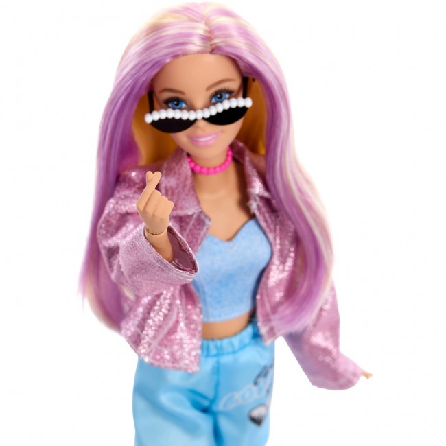 Barbie Deluxe Style Doll with 4 Fashions, 4 Accessories, 4 Interchangeable Hands & Color Change Hair