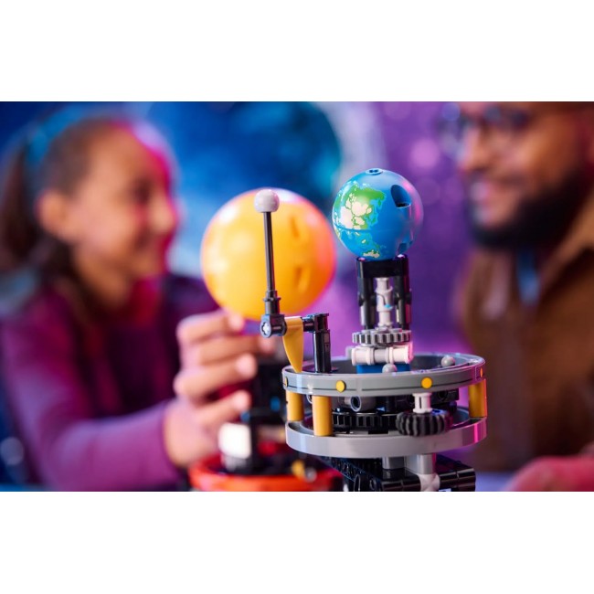 LEGO TECHNIC 42179 Planet Earth and Moon in Orbit LEGO TECHNIC 42179 Planet Earth and Moon in Orbit