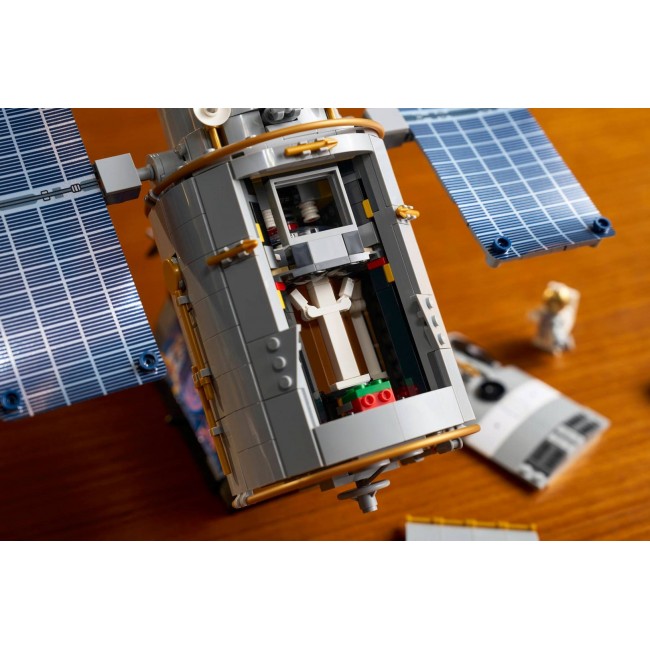 LEGO ICONS 11382 Hubble Space Telescope