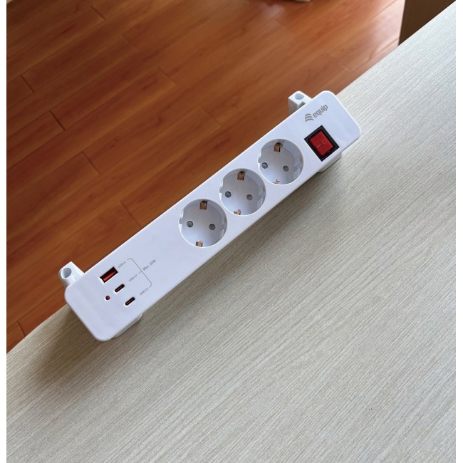 Equip 3-Outlet Clamp Power Strip with 3 x USB (2C + 1A)