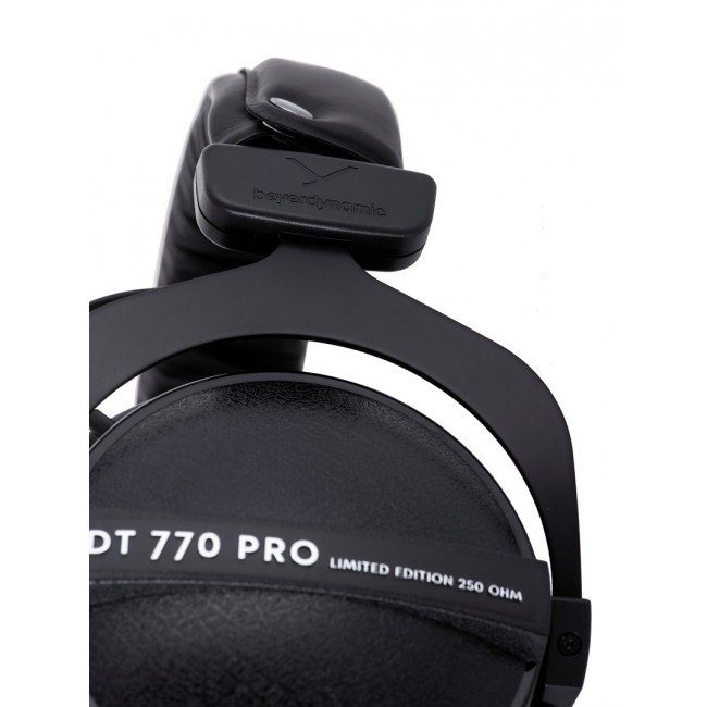 Beyerdynamic DT 770 PRO 250 OHM Black Limited Edition - closed studio headphones Beyerdynamic DT 770 PRO 250 OHM Black Limited Edition - closed studio headphones