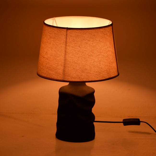 Επιτραπέζιο φωτιστικό Wabbi Inart Ε27 κεραμικό σε μαύρο-μπεζ απόχρωση Φ28x41εκ Επιτραπέζιο φωτιστικό Wabbi Inart Ε27 κεραμικό σε μαύρο-μπεζ απόχρωση Φ28x41εκ